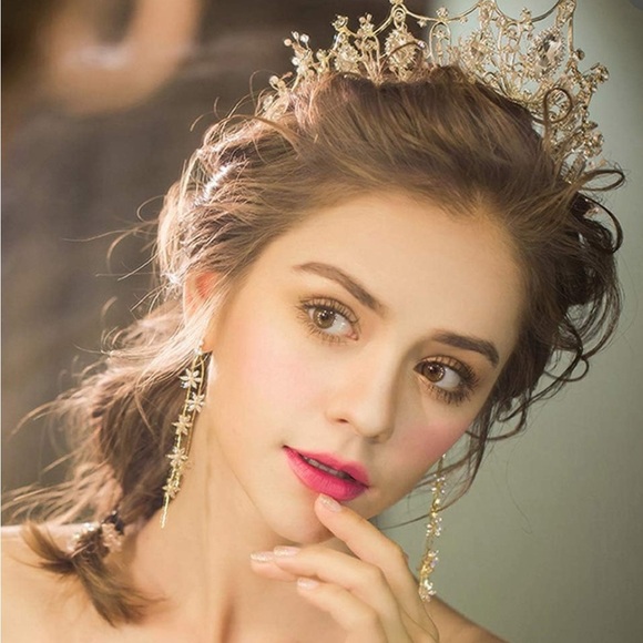 Accessories - Elegant Gold Tiara with Crystal Accents